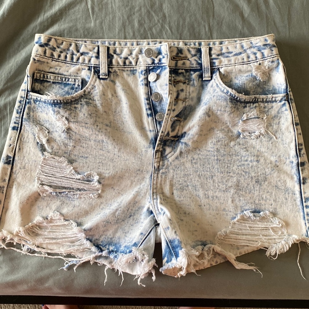 High rise cut off white washed jean shorts. Size large.